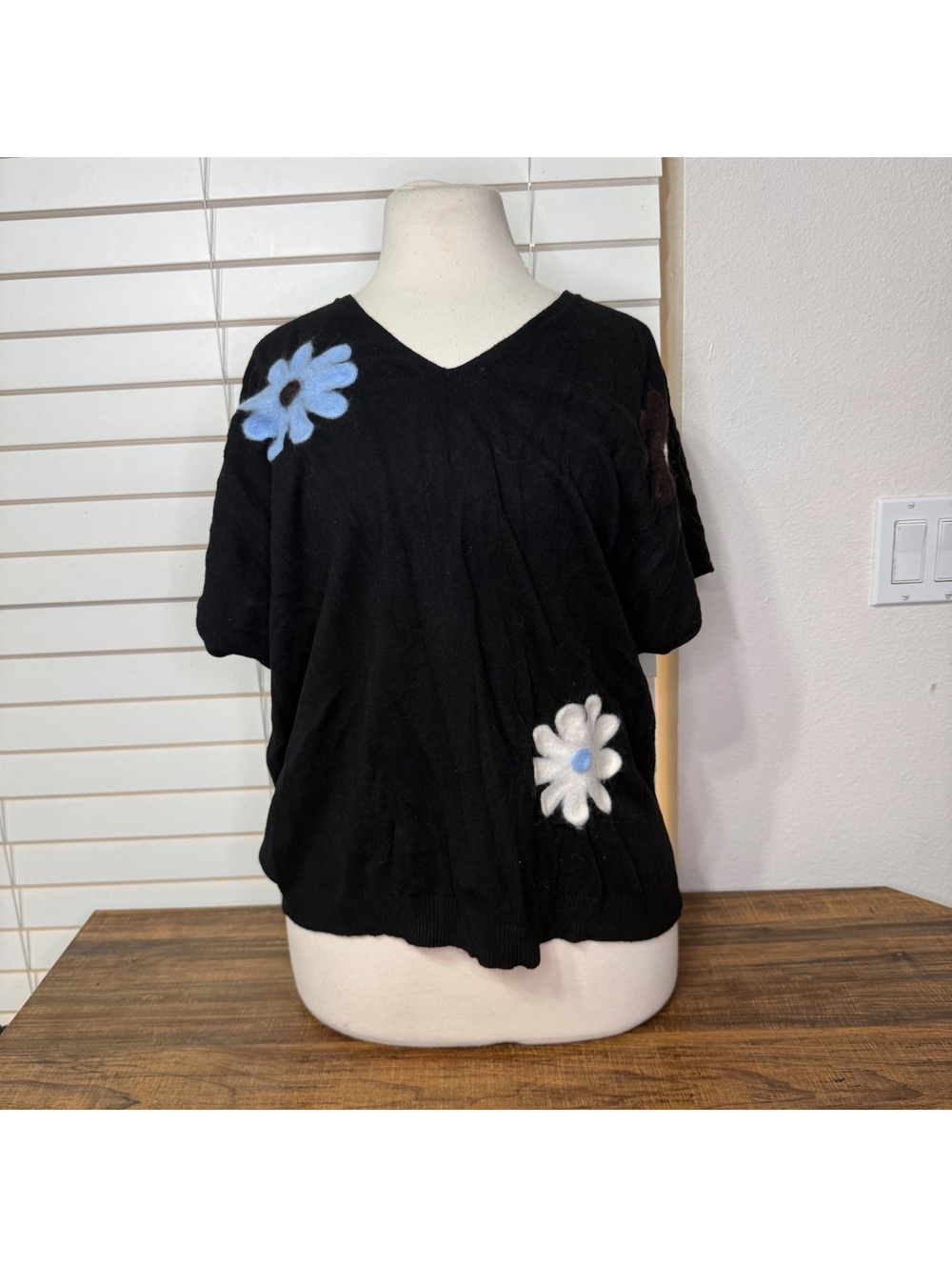 Aaeda Black V-Neck Sweater Blouse with Floral Appliques Size XL